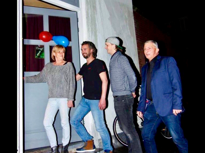 Café De Alm Kleine Overstraat 87 Deventer met vlnr Nel, Serge, Thierry en Gérard Andree
